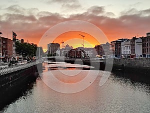Dublino Ã¢â¬â Panorama della cittÃÂ  dal Grattan Bridge all`alba photo